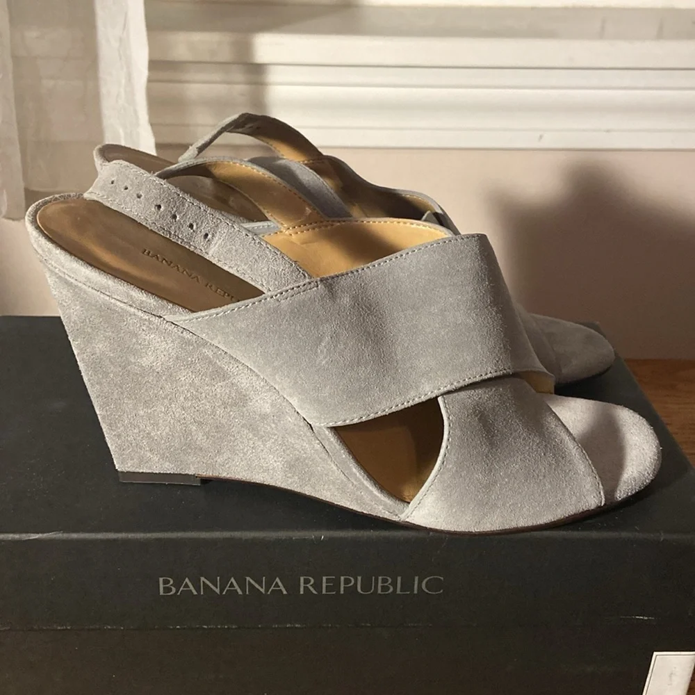 NIB Banana Republic Gray Wedges Size 9 - Picture 4 of 6